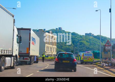 Eine 20 Straße in der Nähe von Dover Port Eingang mit Fahrzeugen verpackt die White Cliffs im Hintergrund.die A20 ist eine große Straße in Südost-England, 2016 Stockfoto