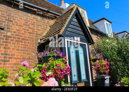 Wunderschön arrangierte Blumen im Topf hängen auf einem schönen Englisch Hausfassade, Deal Town, Kent, Großbritannien Stockfoto
