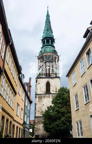 Glockenturm der Kreuzkirche, lutherische Kirche in der Altstadt von Hannover, Deutschland Stockfoto