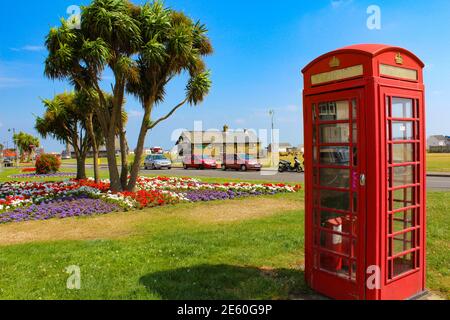 Rote Telefonzelle auf Strand Street in Deal.Deal ist eine Stadt in Kent, England, wo die Nordsee und der englische Kanal treffen liegt, UK 2016 Stockfoto