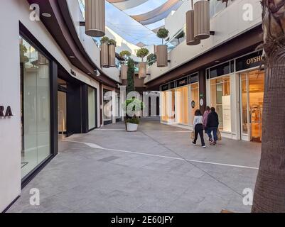 Huelva, Spanien - 27. Januar 2021: Holea Einkaufszentrum. Holea ist ein großes Einkaufszentrum in Huelva, das Ende 2013 eröffnet wurde. Holea ist ein Einkaufszentrum im Freien Stockfoto