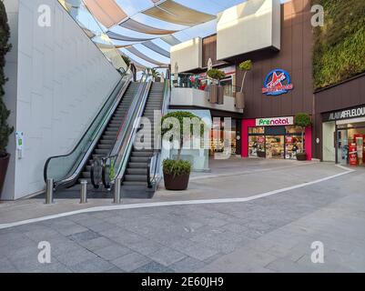 Huelva, Spanien - 27. Januar 2021: Holea Einkaufszentrum. Holea ist ein großes Einkaufszentrum in Huelva, das Ende 2013 eröffnet wurde. Holea ist ein Einkaufszentrum im Freien Stockfoto