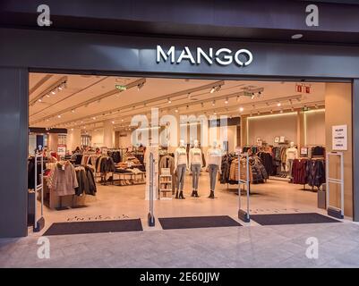 Huelva, Spanien - 27. Januar 2021: Ein Mango-Laden im Holea Einkaufszentrum. Es ist ein spanischer multinationaler Konzern für Design, Herstellung und Vermarktung von Clo Stockfoto