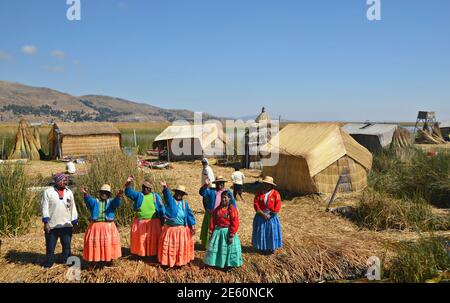 Uru-Uru-Ureinwohner auf einer selbst gestalteten schwimmenden Insel mit ihren Schilfbooten auf dem Titicacasee, Puno Perú. Stockfoto