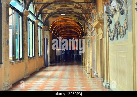 Galerie entlang der Seite des Hofes des Archiginnasio in Universität Bologna Stockfoto