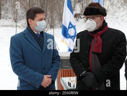 Nicht exklusiv: KIEW, UKRAINE - 28. JANUAR 2021 - Stellvertretender Leiter der Kiewer Stadtverwaltung Oleksandr Chartschenko und außerordentlicher Botschafter Stockfoto