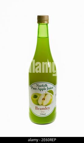 Norwich, Norfolk, Großbritannien – Dezember 26 2020. Ein illustratives Foto einer Flasche des Kunsthandwerkers Norfolk Bramley Apfelsaft auf einem schlichten weißen Hintergrund Stockfoto