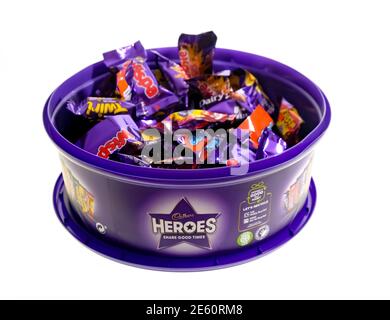 Norwich, Norfolk, Großbritannien – Dezember 26 2020. Ein illustratives Foto einer Nahaufnahme einer Schachtel mit verschiedenen Pralinen von Cadbury Hero auf einem schlichten weißen Hintergrund Stockfoto