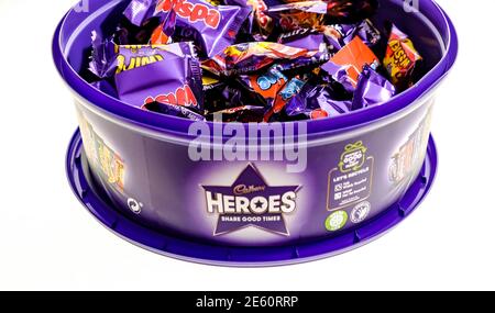 Norwich, Norfolk, Großbritannien – Dezember 26 2020. Ein illustratives Foto einer Nahaufnahme einer Schachtel mit verschiedenen Pralinen von Cadbury Hero auf einem schlichten weißen Hintergrund Stockfoto