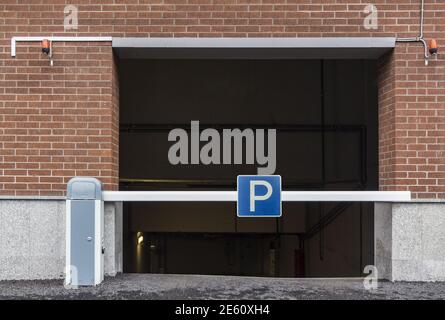 Einfahrt zur Tiefgarage Stockfoto