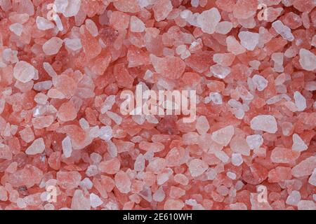 Nahaufnahme Hintergrundstruktur von kleinen feinen gemahlenen Kristallen rosa Himalaya-Salz, erhöhte Draufsicht, direkt darüber. Stockfoto