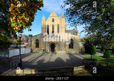 Herbstfarben auf Grimsby Minster, Grimsby Stadt, Lincolnshire County, England Stockfoto