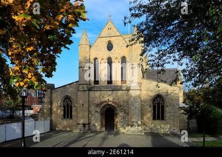 Herbstfarben auf Grimsby Minster, Grimsby Stadt, Lincolnshire County, England Stockfoto