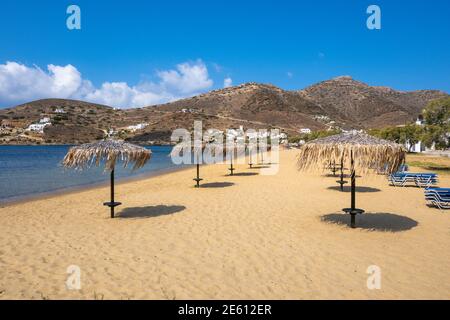 Yialos Strand (oder Gialos), der Hauptstrand am Hafen in iOS. Kykladen, Griechenland Stockfoto