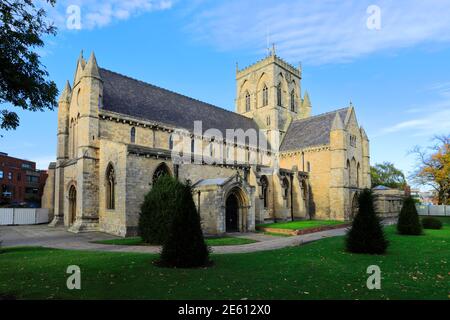 Herbstfarben auf Grimsby Minster, Grimsby Stadt, Lincolnshire County, England Stockfoto