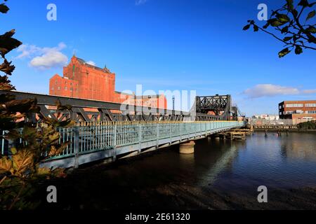 Die Corporation Bridge, Grimsby Stadt, Lincolnshire County, England die Corporation Bridge ist eine Scherzer Rolling Lift Bascule Brücke über das Old Dock Stockfoto