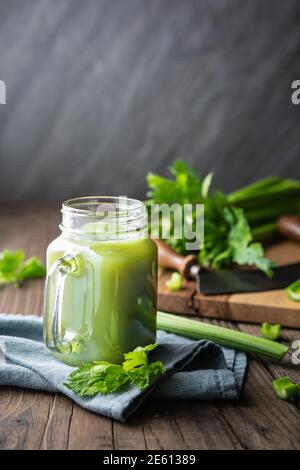 Frisch zubereiteter reiner Selleriesaft in Gläsern auf Holz Hintergrund mit Kopierbereich Stockfoto