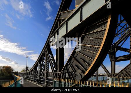 Die Corporation Bridge, Grimsby Stadt, Lincolnshire County, England die Corporation Bridge ist eine Scherzer Rolling Lift Bascule Brücke über das Old Dock Stockfoto