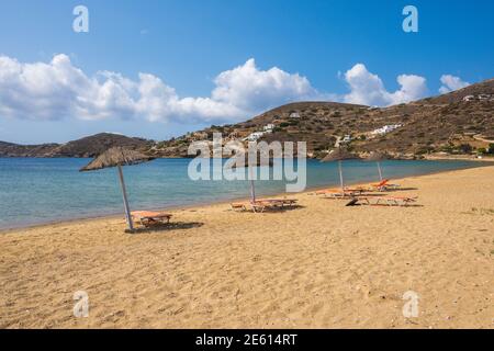 Yialos Strand (oder Gialos), der Hauptstrand am Hafen in iOS. Kykladen, Griechenland Stockfoto