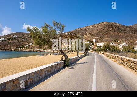 Die Straße entlang des Gialos Strandes am Hafen in iOS. Kykladen, Griechenland Stockfoto