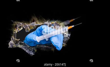 Detail der Hand halten Spritze in Loch mit scharfer Kante auf schwarzem Hintergrund. Abstrakter Arzt mit Covid-19-Impfstoff, der aus zerbrochenem Glas oder Bildschirm kommt. Stockfoto