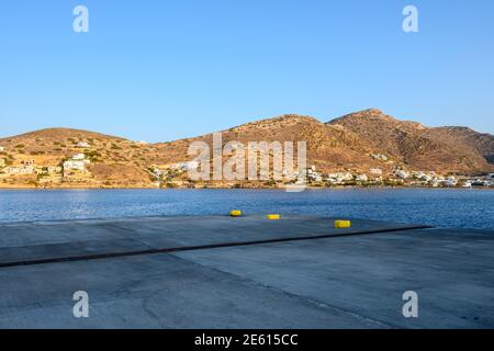 Die Bucht und die Hügel im Hafen von Chora auf der Insel iOS. Kykladen, Griechenland Stockfoto