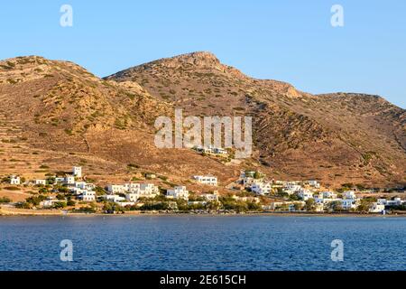 Die Bucht und die Hügel im Hafen von Chora auf der Insel iOS. Kykladen, Griechenland Stockfoto