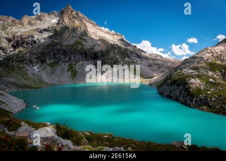 Schöner alpiner See Klukhor, an der Grenze zu Russland und Abchasien Stockfoto