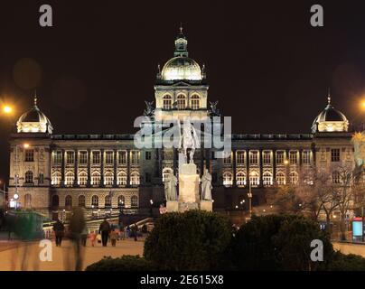 Nationalmuseum und Statue von St. Wenzel bei Nacht, Prag, Tschechische Republik Stockfoto