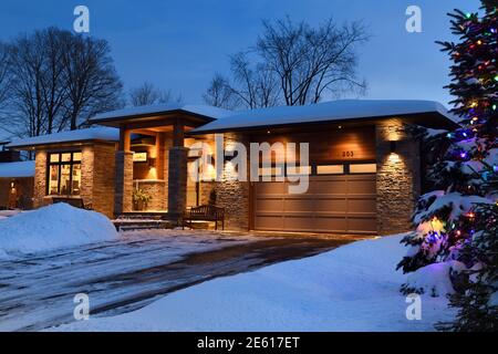 Schneebedecktes modernes Haus in Ontario Kanada mit Weihnachtsbeleuchtung Im Winter Stockfoto
