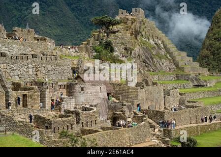 Besucher, die die Inka-Ruinen in Machu Picchu, Peru besuchen. Stockfoto