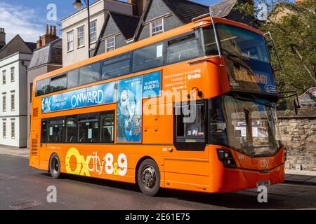 The Thornhill/City Park and Ride Bus (mit Werbung für Oxcity8/9), Oxford, Oxfordshire, Großbritannien. Stockfoto