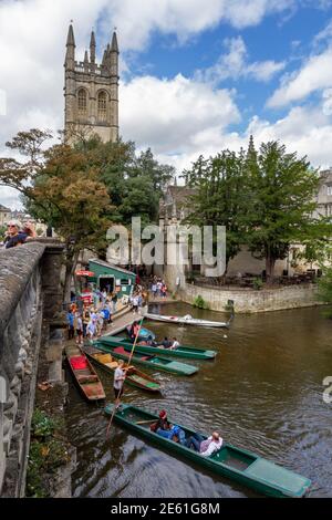 Geführte Punting-Touren auf dem Fluss Cherwell neben, Magdalen Chapel, Magdalen College, High Street, Oxford, Oxfordshire, Großbritannien. Stockfoto