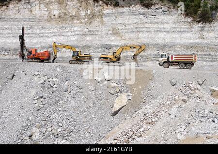 Tamare, Albanien - 04. August 2012: Eine Vielzahl von Tamrock Pantera 900 Vertikal-Gesteinsbohrern, von Caterpillar 320 und 325C LN Baggern geparkt und abgestellt Stockfoto