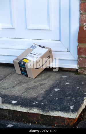Ein Amazon Prime-Paket vor der Haustür verlassen Stockfoto