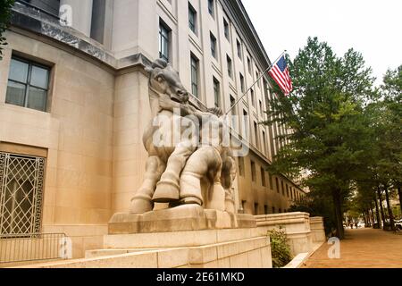 WASHINGTON DC : man Controlling Trade Statue vor dem Federal Trade Commission Building Stockfoto