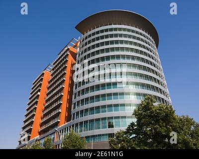 Tirana, Albanien - 20. Juli 2012: Der Einkaufskomplex European Trade Center (ETC) befindet sich im Herzen von Tirana in der Nähe des Lana Flusses. Das Hochhaus com Stockfoto