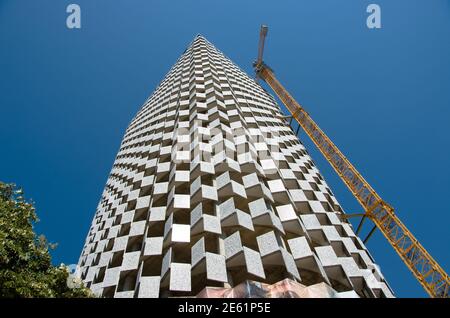 Tirana - Albanien; - 21. Juli 2012: Blick auf einen Wolkenkratzer in Tirana im Bau Stockfoto