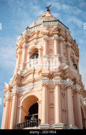 Glockenturm der Basilika del Santisimo Rosario, Convento de Santo Domingo, in Lima, Peru. Stockfoto