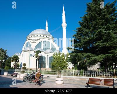 Überfilter !!!!!!!!! Shkoder, Albanien - 31. Juli 2012: muslimische Frau mit traditionellem Schleier geht entlang der weißen EBU Beker Moschee in Shkoder hinunter Stockfoto