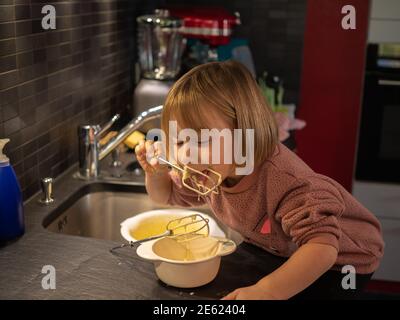 Kleines Mädchen mit ihrer Mutter Backen Stockfoto