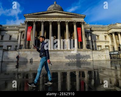 London/UK - 1/28/21 - die National Gallery kurz danach Regen gestoppt und mit klaren Reflexen Stockfoto