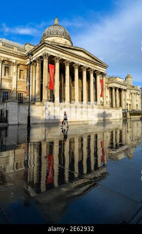 Die Nationalgalerie kurz nachdem es aufhörte zu regnen und mit Klare Reflexionen Stockfoto