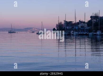 Segelboote liegen bei Sonnenuntergang. lago maggiore, italienische Seen, piemont, italien. Stockfoto