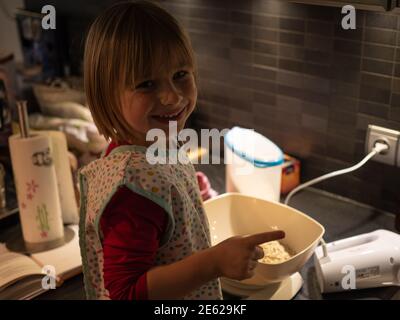 Kleines Mädchen mit ihrer Mutter Backen Stockfoto