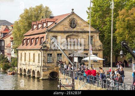 Landschaftliches Panorama der alten Stadtpierarchitektur in Bamberg, Bayern, Deutschland Stockfoto