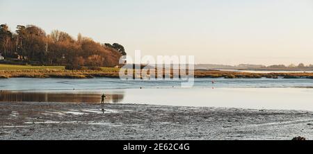 Getöntes Foto des Flusses Deben bei Ebbe, Lockdown-Wanderungen, sonnige Flutwanderung, später Nachmittag am Fluss entlang, Flußwanderung, Woodbridge River Stockfoto