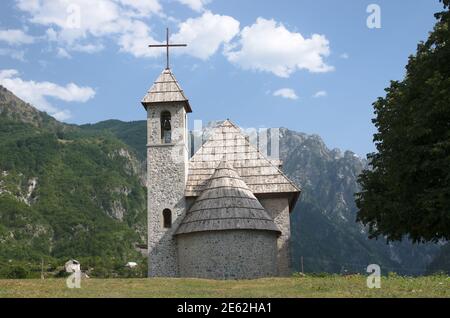 Die katholische Kirche im Theth-Tal, Albanien, wurde 1892 erbaut, aber während des Hoxha-Regimes wurde sie geschlossen; dank der albanischen Diaspora, die in der U lebte Stockfoto