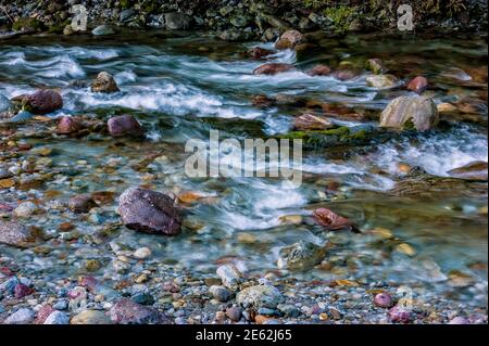 Der ungestüme Wasserfluss zwischen den Steinen eines Torrent Stockfoto