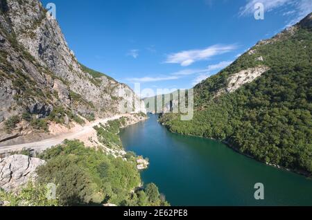 Blaues Wasser des Koman-Fierza-Sees, Albanien Stockfoto